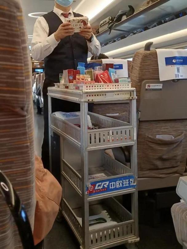 铁轨上的叫卖声 当高铁乘务员变身“推销员”，旅客体验谁买单？